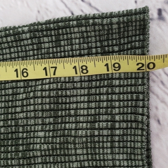 FOREVER 21 Stretchy Rib Knit Belly Crop Top Deep V Neck Green Short Sleeve EUC M - Picture 10 of 11